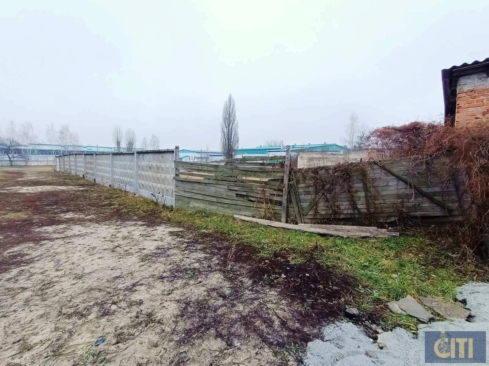 Адміністративна будівля з незавершеним будівництвом на ділянці 29 сот.