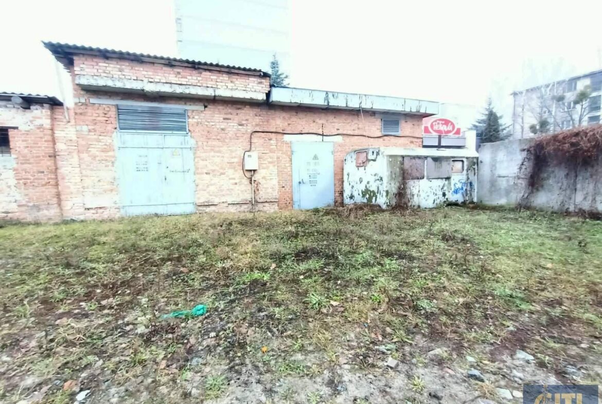 Адміністративна будівля з незавершеним будівництвом на ділянці 29 сот.