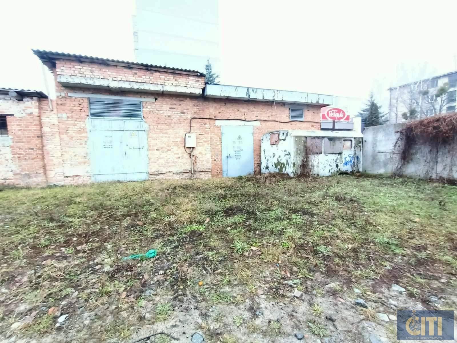 Адміністративна будівля з незавершеним будівництвом на ділянці 29 сот.