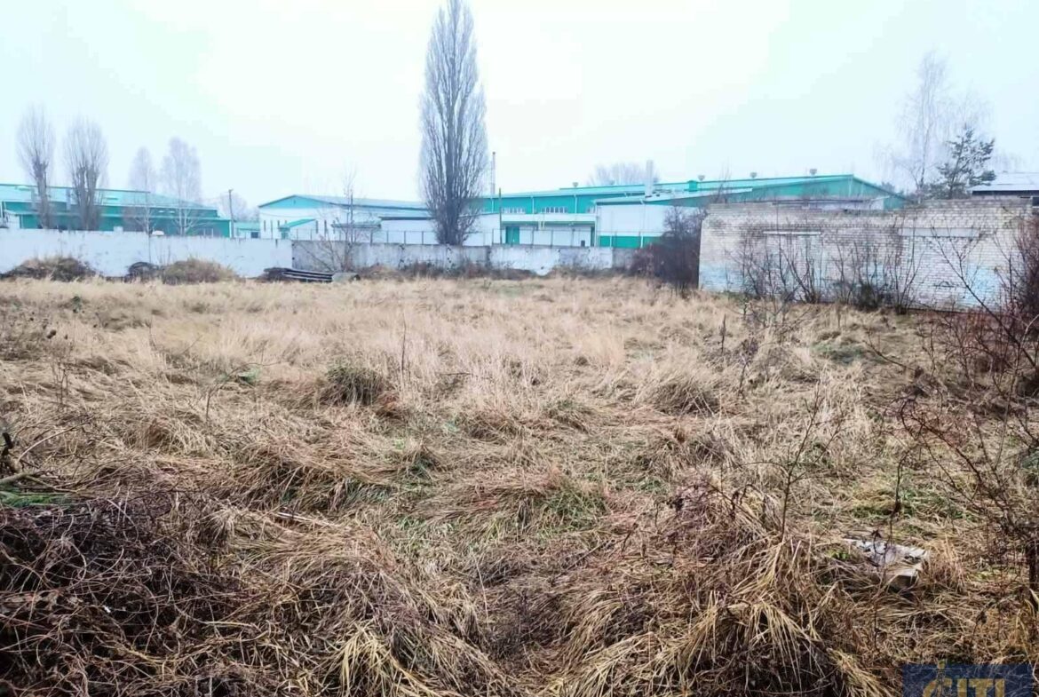 Адміністративна будівля з незавершеним будівництвом на ділянці 29 сот.