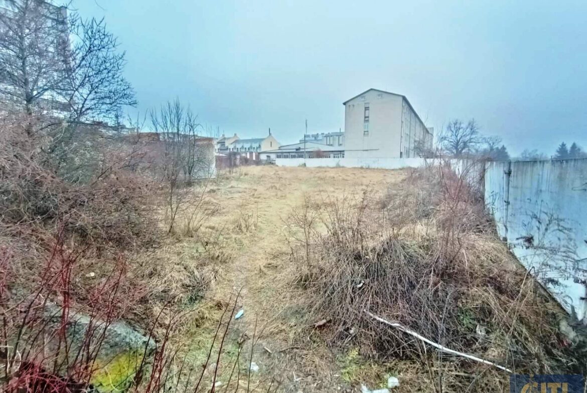 Адміністративна будівля з незавершеним будівництвом на ділянці 29 сот.