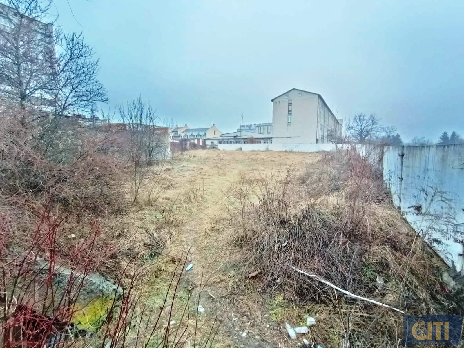 Адміністративна будівля з незавершеним будівництвом на ділянці 29 сот.