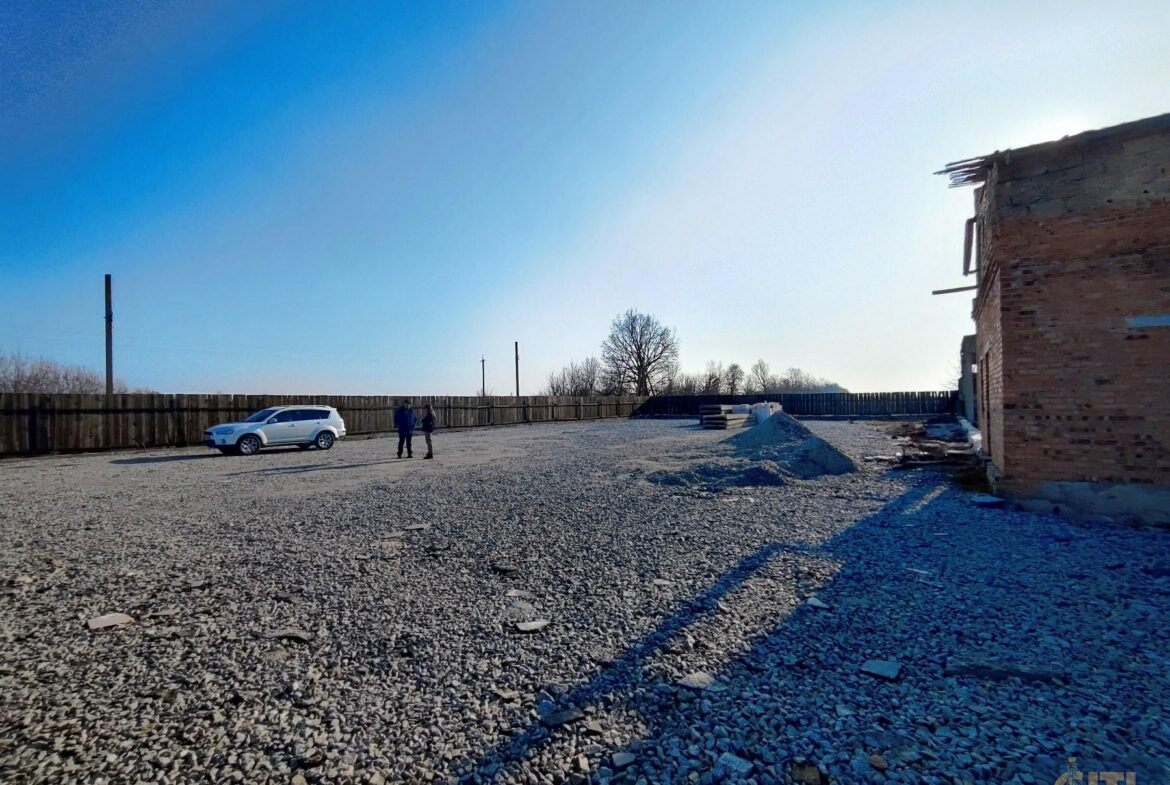 Майновий комплекс у селі Дворець Житомирського району, 500 м², 30 соток.