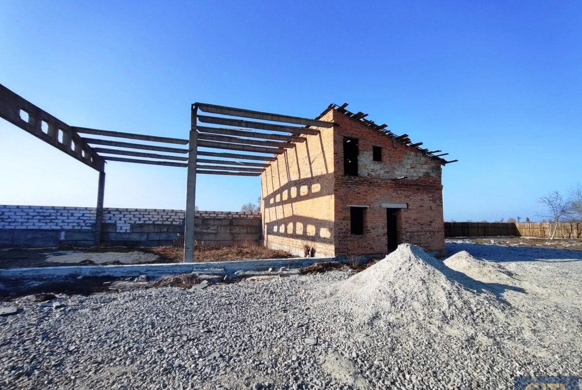 Майновий комплекс у селі Дворець Житомирського району, 500 м², 30 соток.