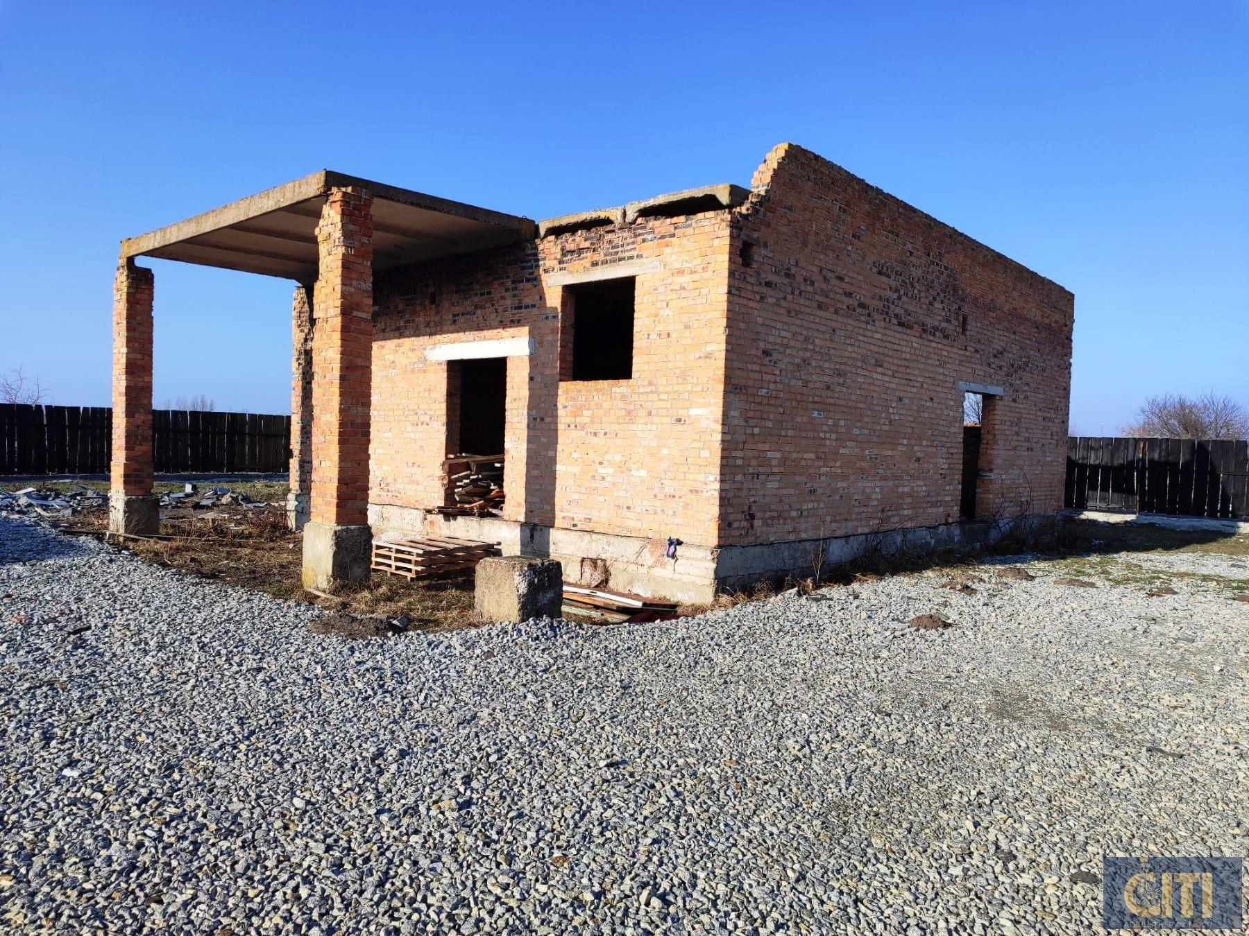 Майновий комплекс у селі Дворець Житомирського району, 500 м², 30 соток.