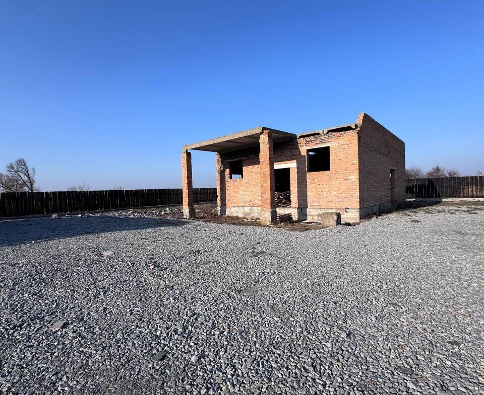 Майновий комплекс у селі Дворець Житомирського району, 500 м², 30 соток.