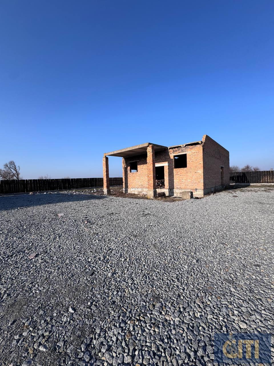 Майновий комплекс у селі Дворець Житомирського району, 500 м², 30 соток.