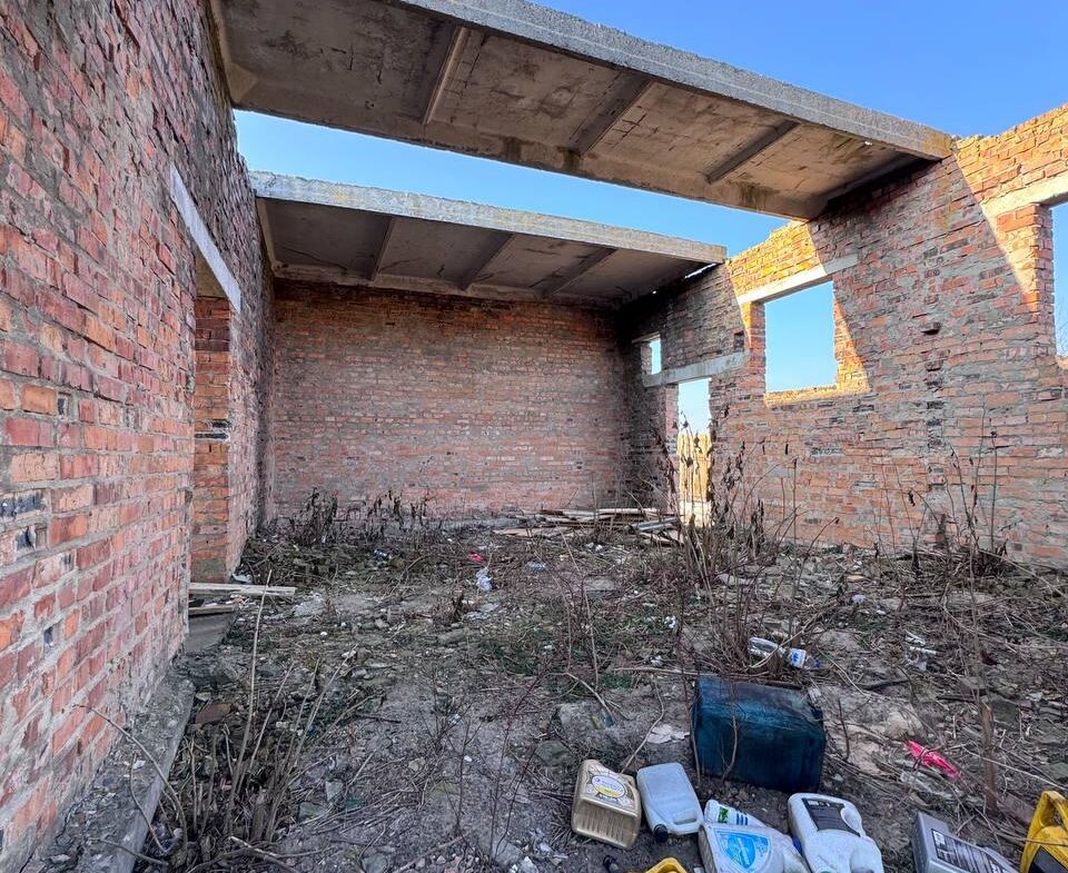 Майновий комплекс у селі Дворець Житомирського району, 500 м², 30 соток.