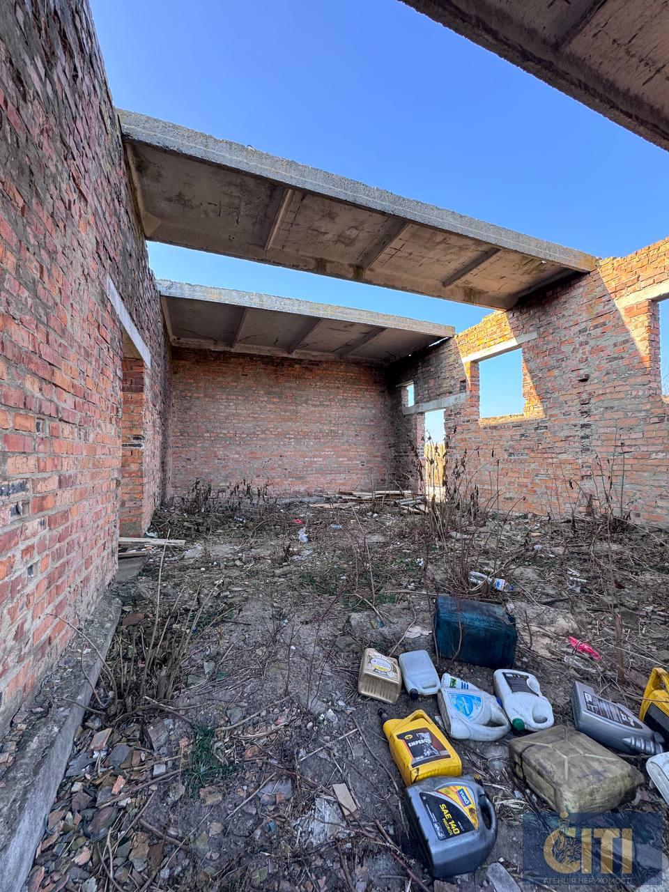 Майновий комплекс у селі Дворець Житомирського району, 500 м², 30 соток.