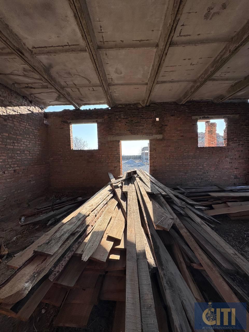 Майновий комплекс у селі Дворець Житомирського району, 500 м², 30 соток.