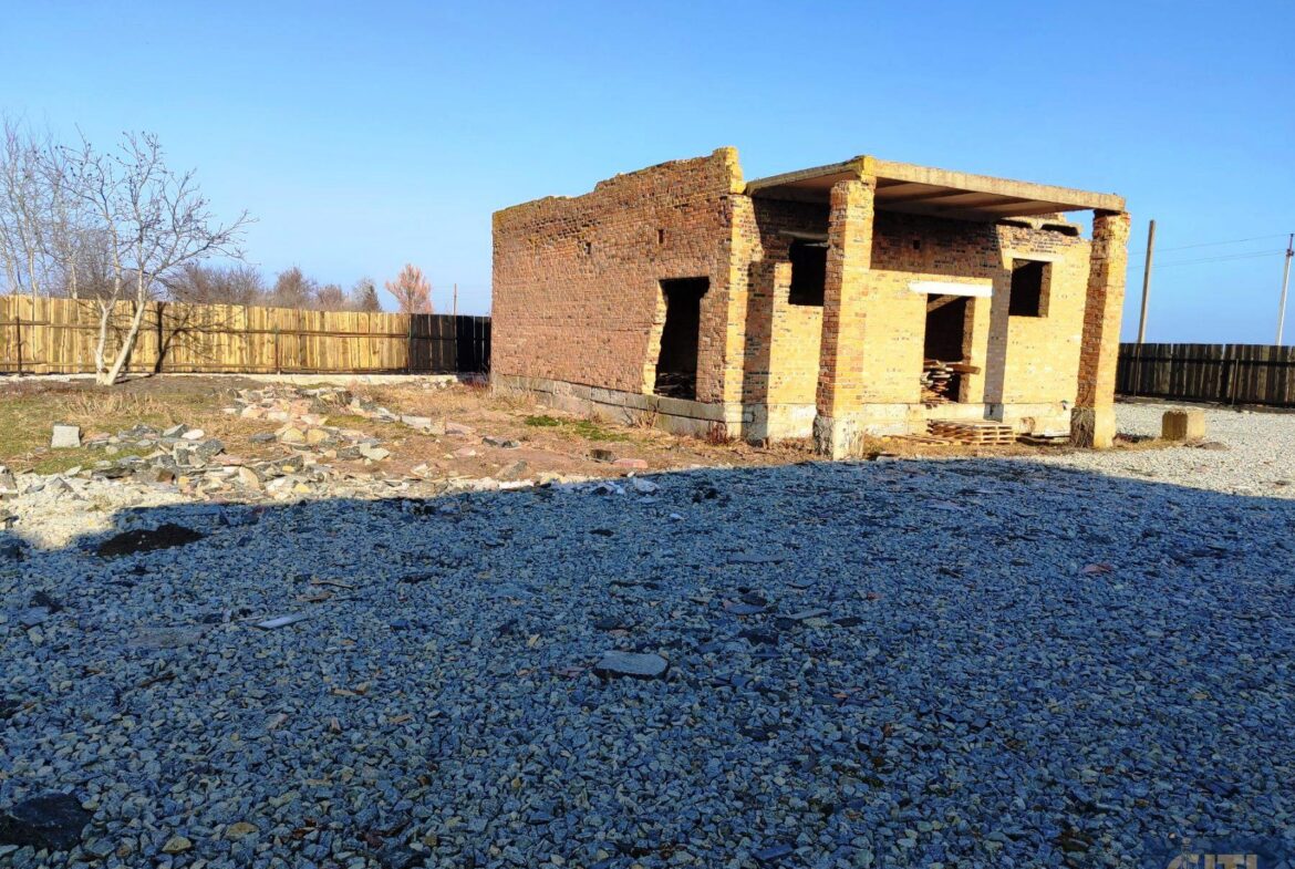 Майновий комплекс у селі Дворець Житомирського району, 500 м², 30 соток.