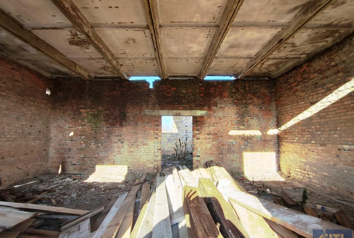 Майновий комплекс у селі Дворець Житомирського району, 500 м², 30 соток.