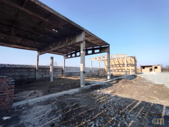 Майновий комплекс у селі Дворець Житомирського району, 500 м², 30 соток.