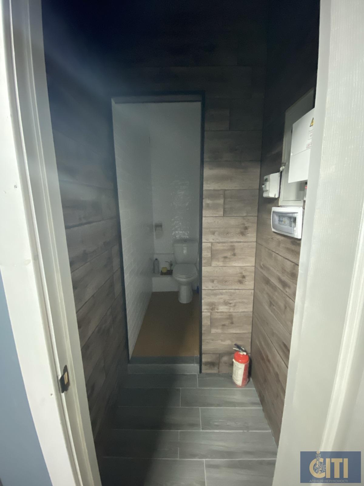 Здається фасадне приміщення в оренду по вул. Театральна, 36 м².