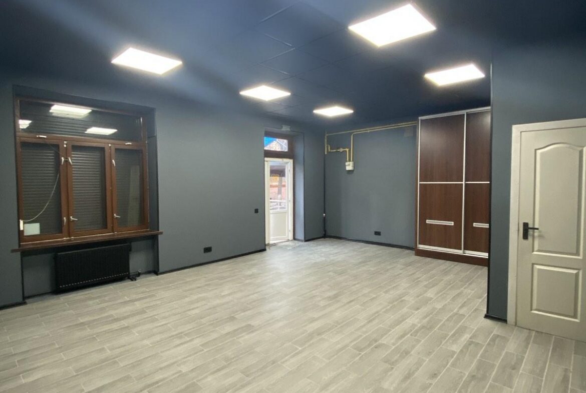 Здається фасадне приміщення в оренду по вул. Театральна, 36 м².