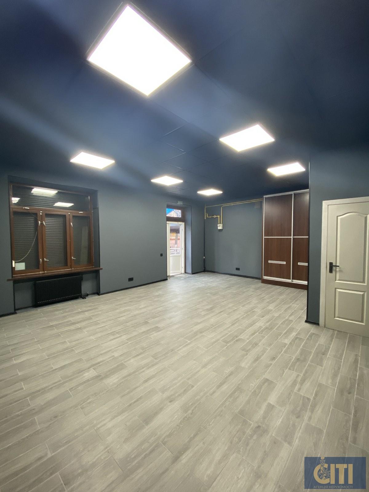 Здається фасадне приміщення в оренду по вул. Театральна, 36 м².