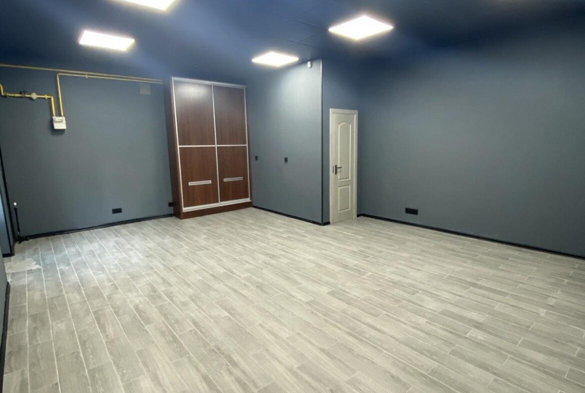 Здається фасадне приміщення в оренду по вул. Театральна, 36 м².