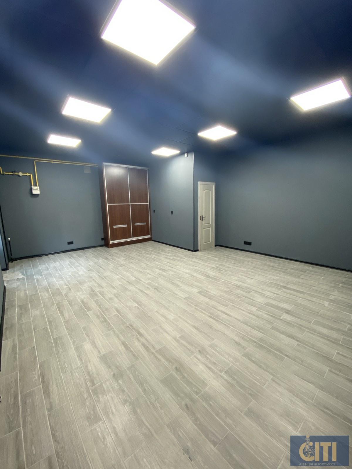 Здається фасадне приміщення в оренду по вул. Театральна, 36 м².