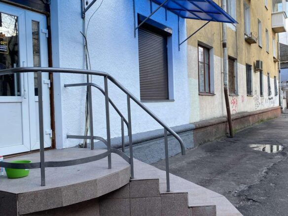 Здається фасадне приміщення в оренду по вул. Театральна, 36 м².