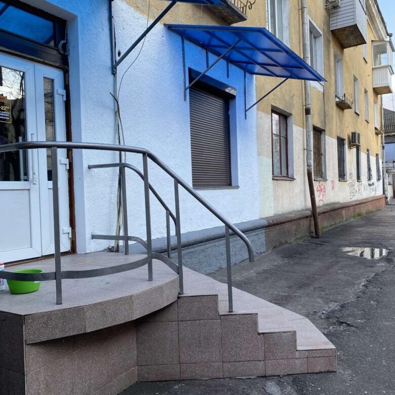 Здається фасадне приміщення в оренду по вул. Театральна, 36 м².