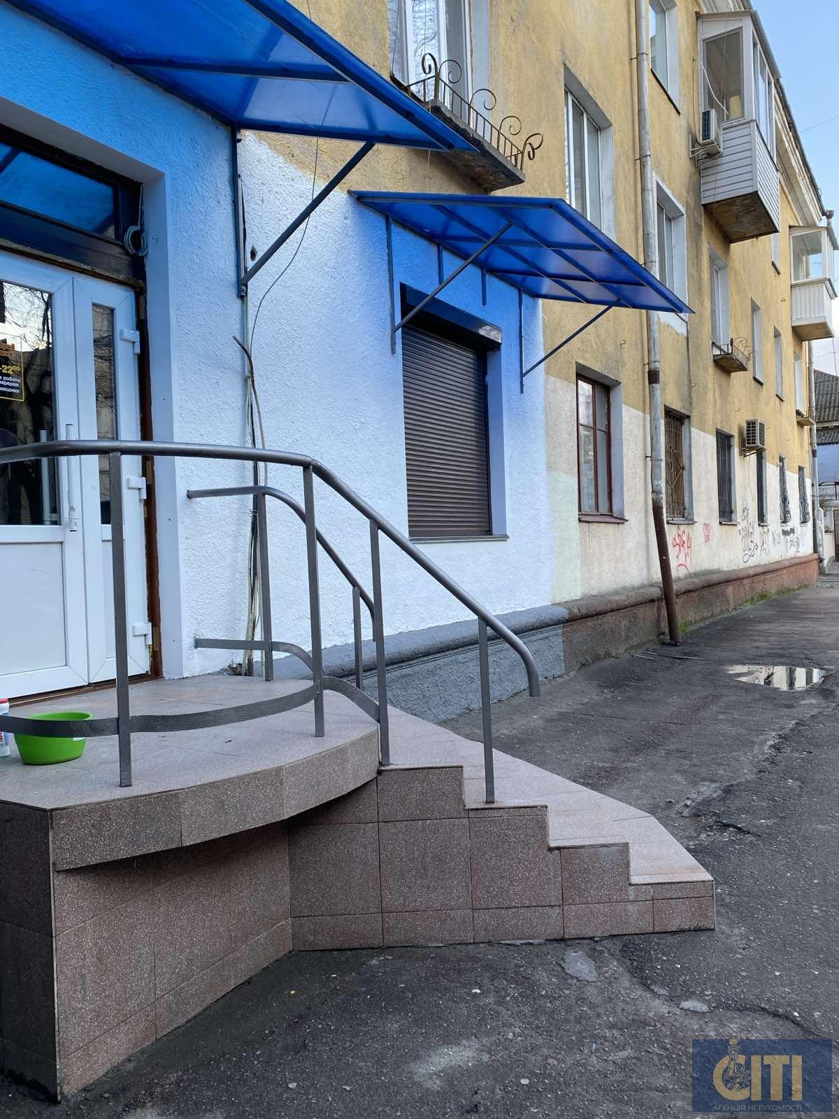 Здається фасадне приміщення в оренду по вул. Театральна, 36 м².