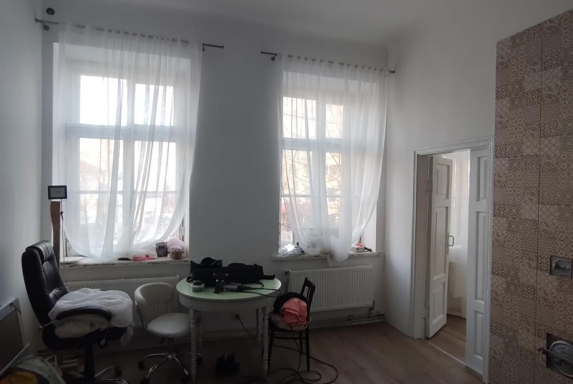 Здається в оренду приміщення площею 81 м² в центрі міста, другий поверх