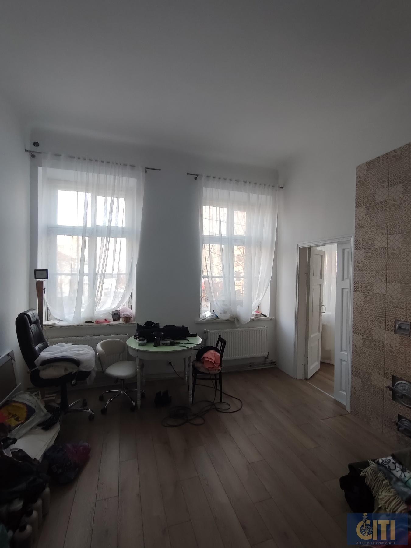 Здається в оренду приміщення площею 81 м² в центрі міста, другий поверх