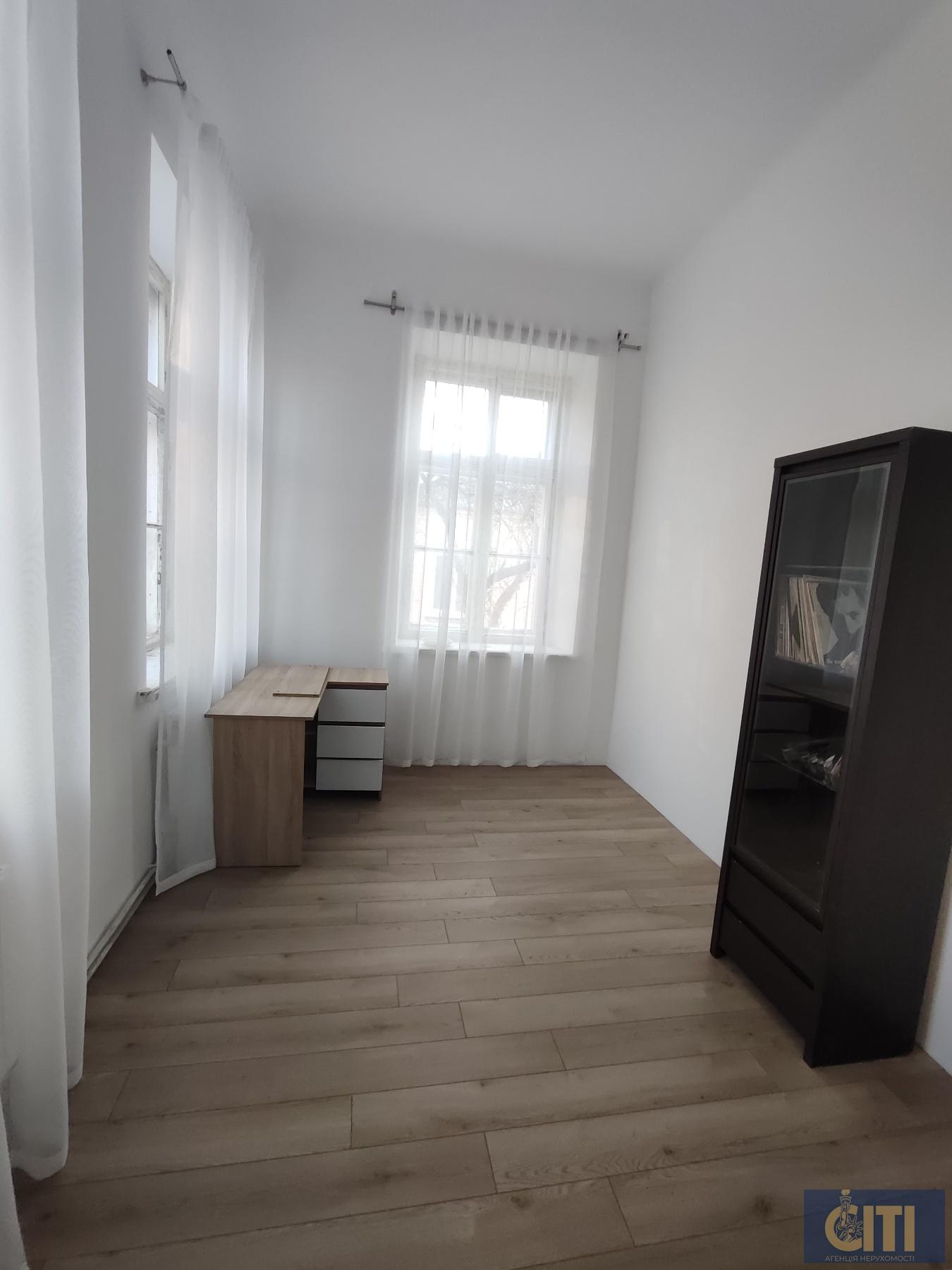 Здається в оренду приміщення площею 81 м² в центрі міста, другий поверх