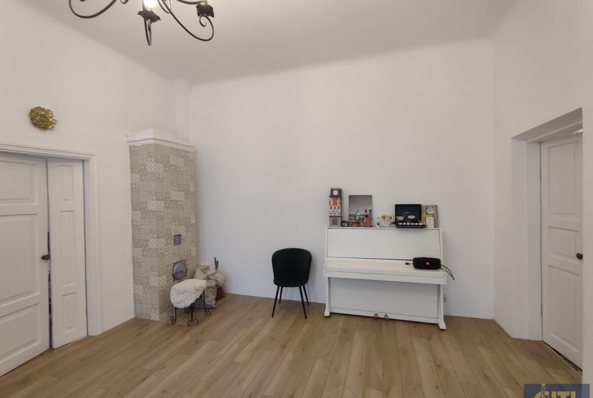 Здається в оренду приміщення площею 81 м² в центрі міста, другий поверх