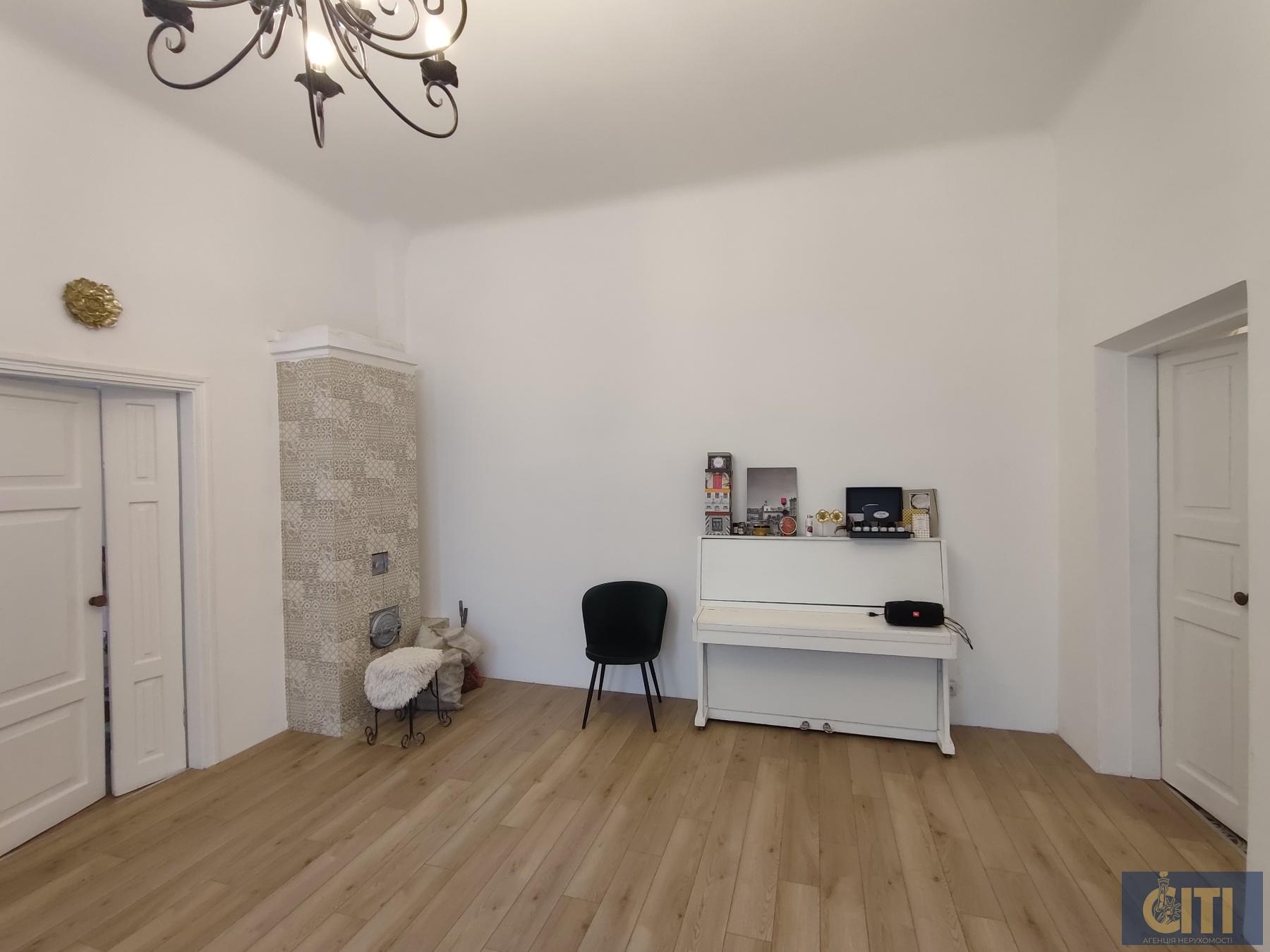 Здається в оренду приміщення площею 81 м² в центрі міста, другий поверх