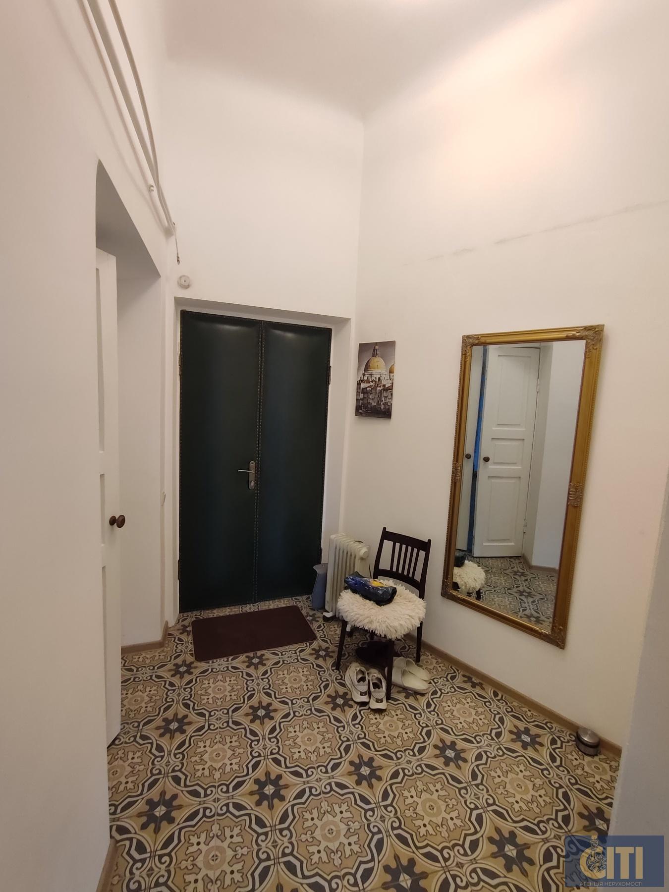 Здається в оренду приміщення площею 81 м² в центрі міста, другий поверх