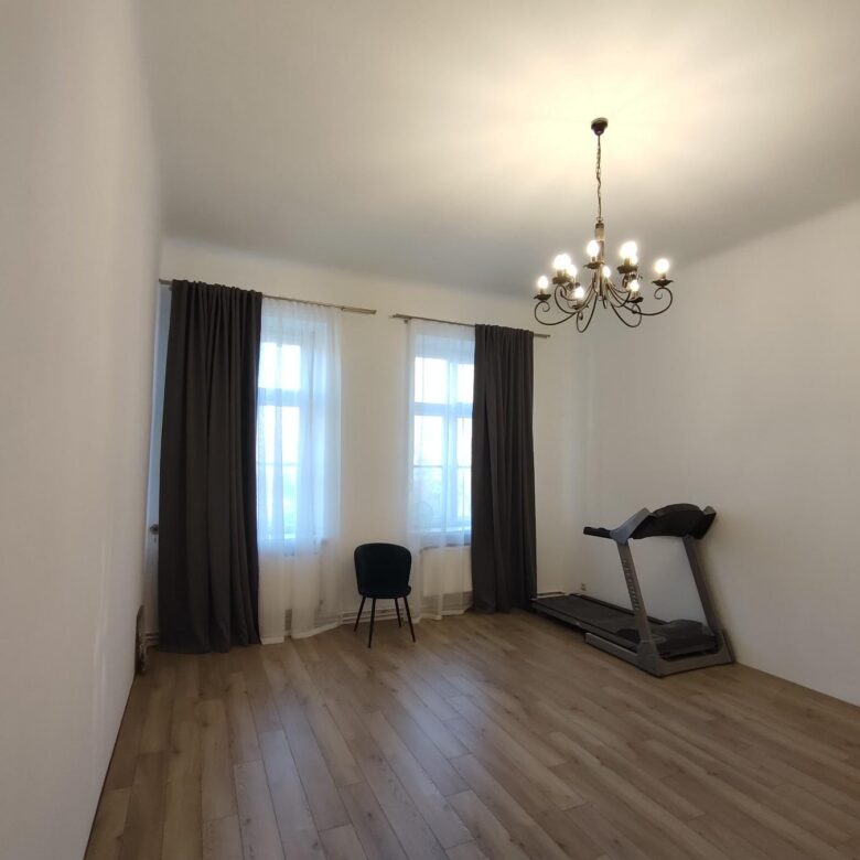 Здається в оренду приміщення площею 81 м² в центрі міста, другий поверх