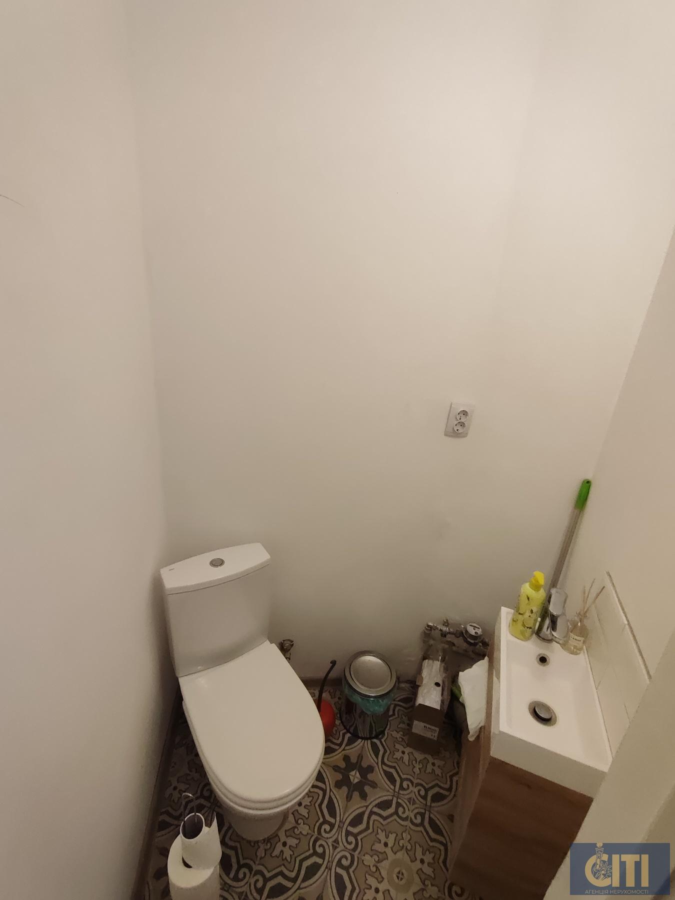 Здається в оренду приміщення площею 81 м² в центрі міста, другий поверх