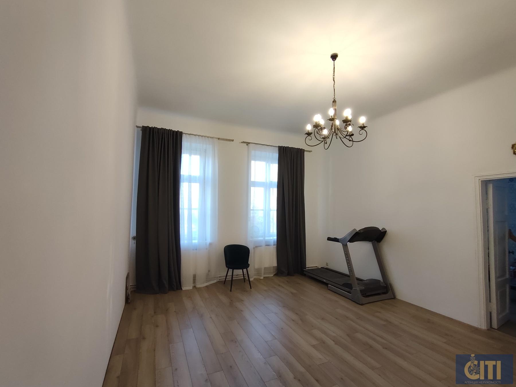 Сдается в аренду помещение площадью 81 м² в центре города, второй этаж Здається в оренду приміщення площею 81 м² в центрі міста, другий поверх