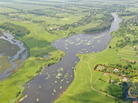 Продається будівля під базу відпочинку або пансіонат на березі річки, ділянка 65 соток