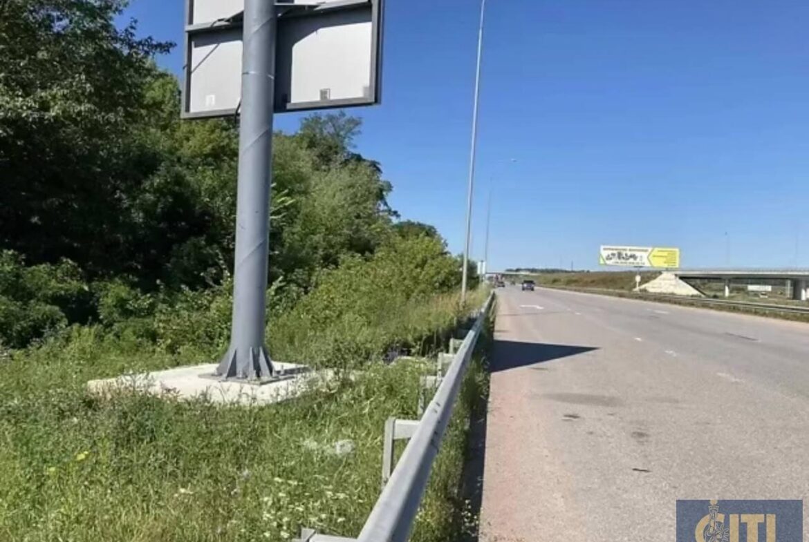 Продається земельна ділянка комерційного призначення площею 30 соток по Київському шосе, в районі с. Глибочиця.