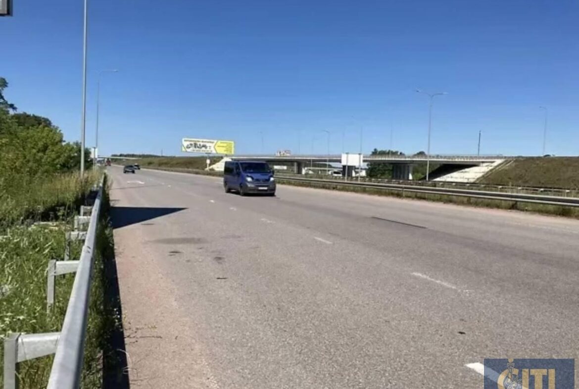 Продається земельна ділянка комерційного призначення площею 30 соток по Київському шосе, в районі с. Глибочиця.