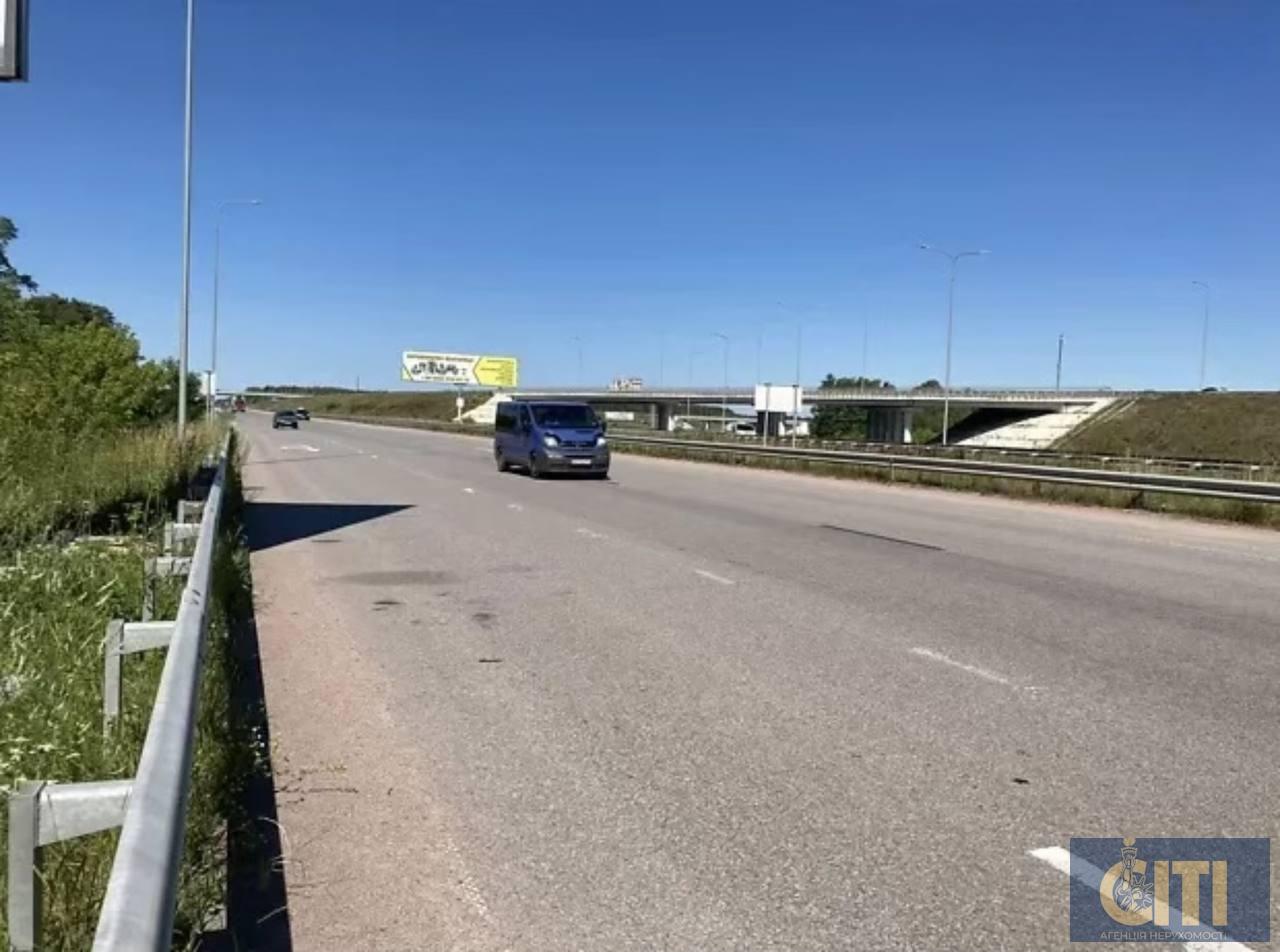 Продається земельна ділянка комерційного призначення площею 30 соток по Київському шосе, в районі с. Глибочиця.