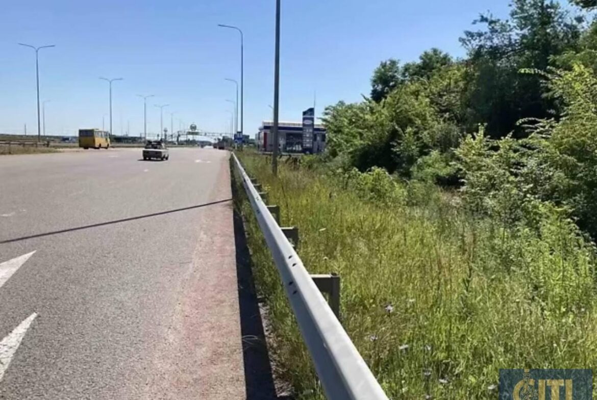 Продається земельна ділянка комерційного призначення площею 30 соток по Київському шосе, в районі с. Глибочиця.