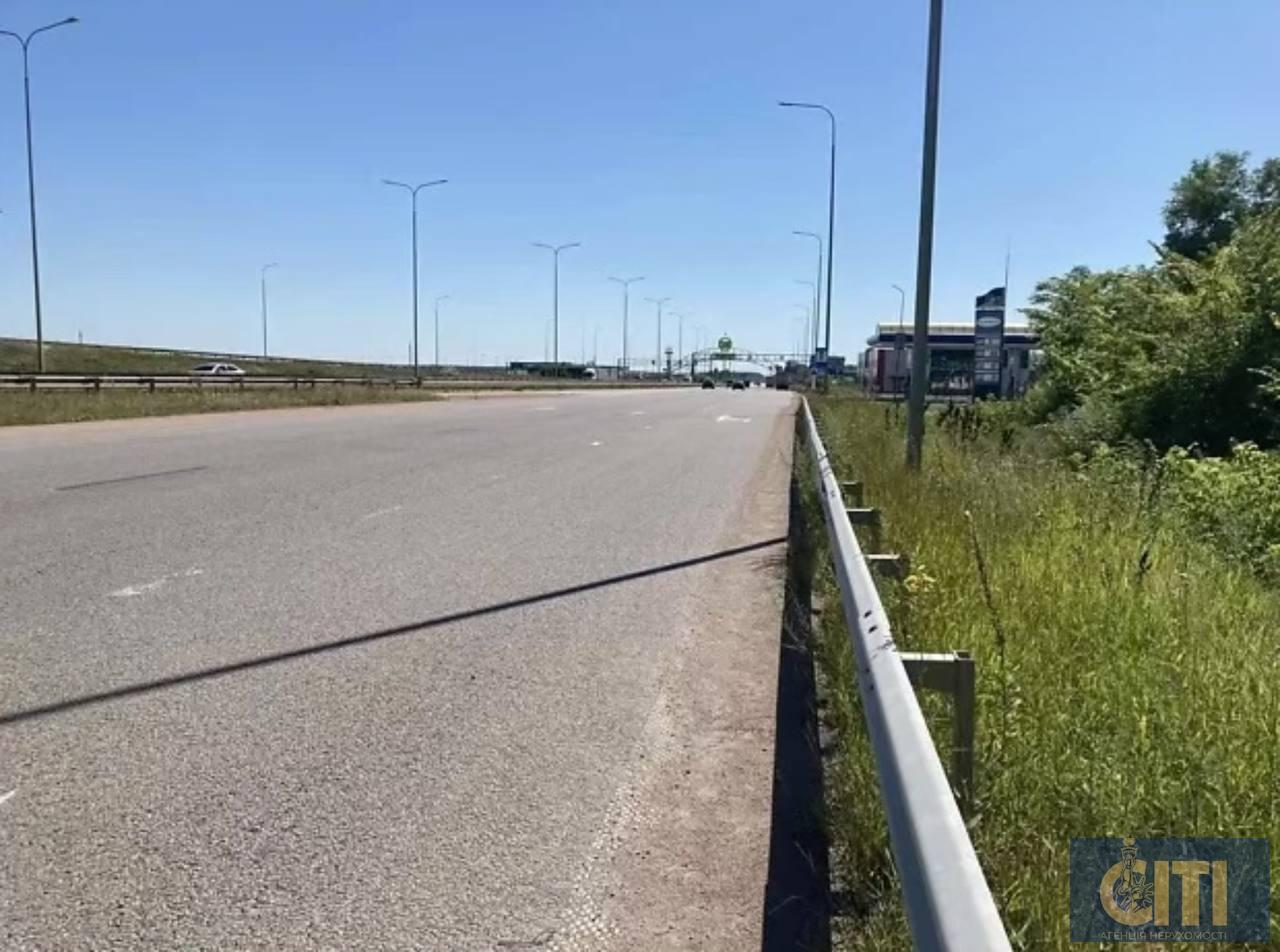 Продається земельна ділянка комерційного призначення площею 30 соток по Київському шосе, в районі с. Глибочиця.