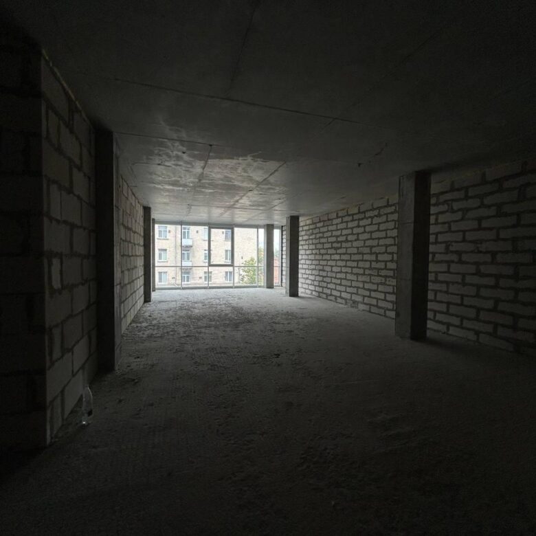 Комерційне приміщення в сучасному бізнес-центрі по вул. Київська, 107 м², на 2-му поверсі