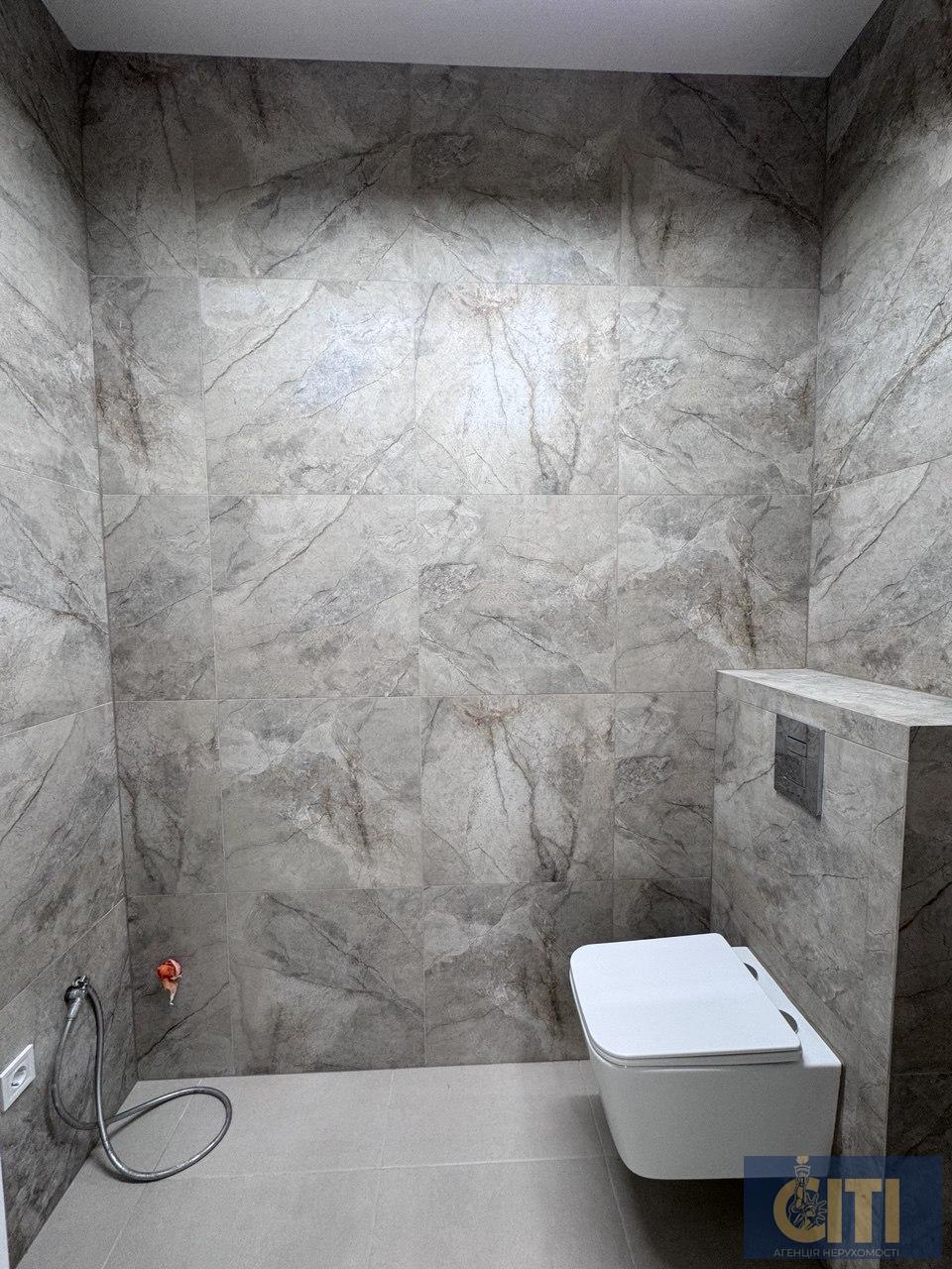 Комерційне приміщення в сучасному бізнес-центрі по вул. Київська, 62 м², на 5-му поверсі.