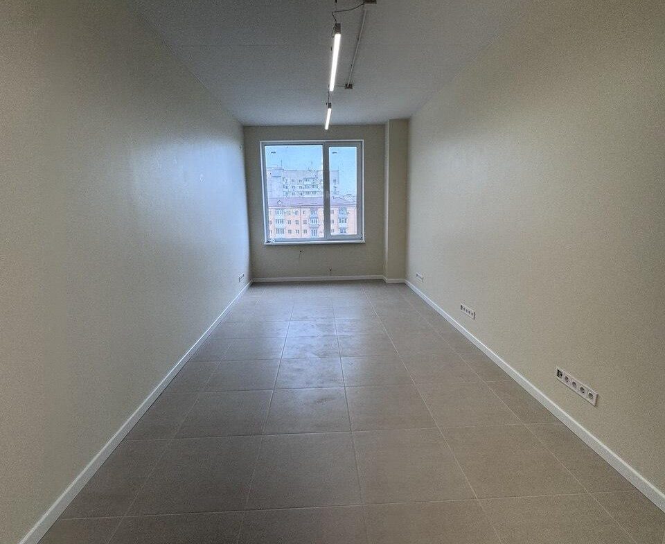 Комерційне приміщення в сучасному бізнес-центрі по вул. Київська, 62 м², на 5-му поверсі.