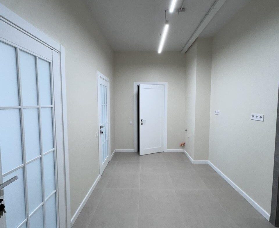 Комерційне приміщення в сучасному бізнес-центрі по вул. Київська, 62 м², на 5-му поверсі.