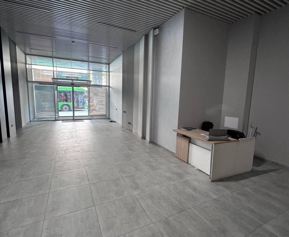 Панорамне приміщення в сучасному бізнес-центрі по вул. Київська, 62 м², на 5-му поверсі