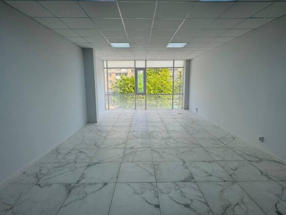 Приміщення у бізнес-центрі по вул. Перемоги, 25 м², на 2-му поверсі