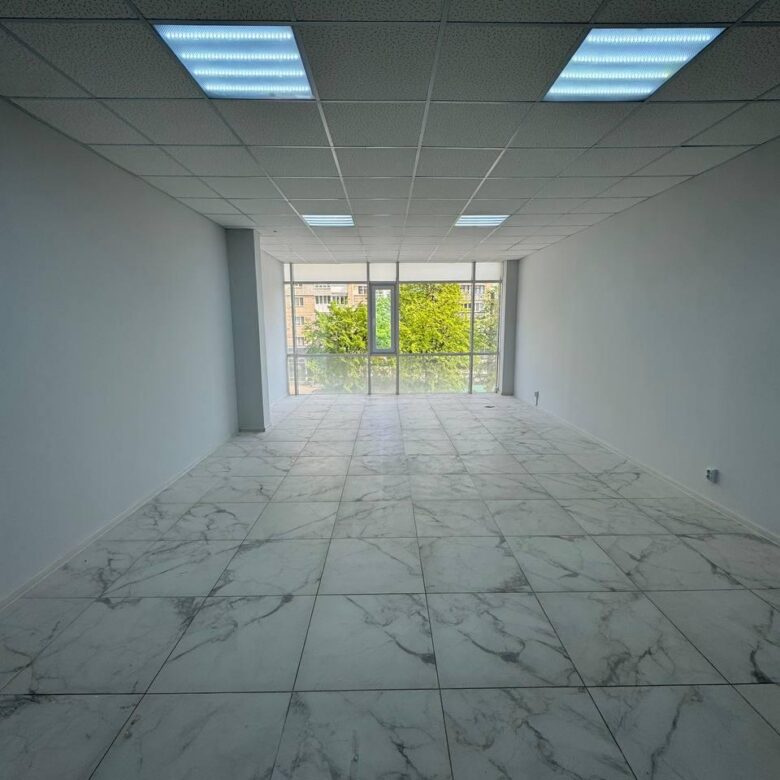 Приміщення у бізнес-центрі по вул. Перемоги, 25 м², на 2-му поверсі