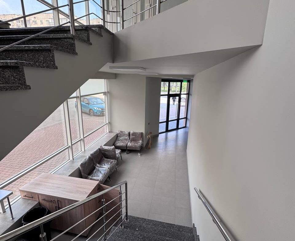 Приміщення у бізнес-центрі по вул. Перемоги, 43 м², на 2-му поверсі.