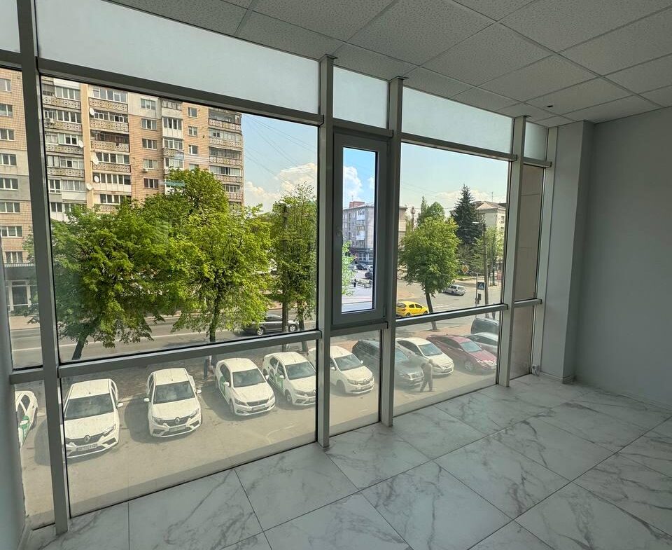 Приміщення у бізнес-центрі по вул. Перемоги, 43 м², на 2-му поверсі.