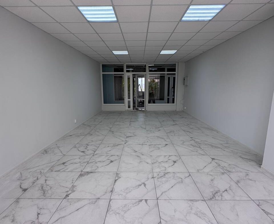 Приміщення у бізнес-центрі по вул. Перемоги, 43 м², на 2-му поверсі.